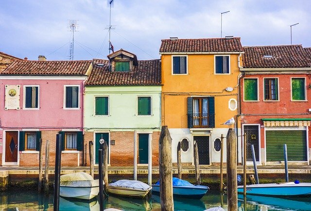 Houses Boats Street Canal Venice  - TeeFarm / Pixabay